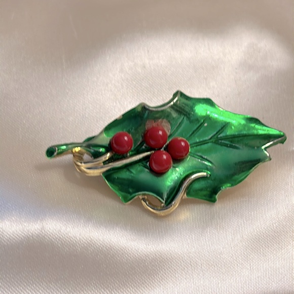 Jewelry - Beautiful vintage gold tone holly/berry brooch!!